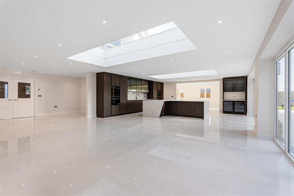 Stunning Brand New Home in Hertingfordbury, Hertford photo 2
