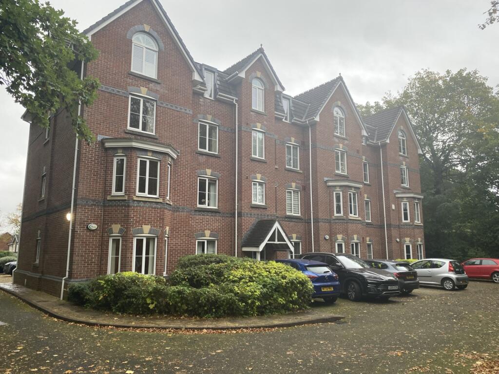 2-bed flat on Ellesmere Road, Manchester, M30, £200,000