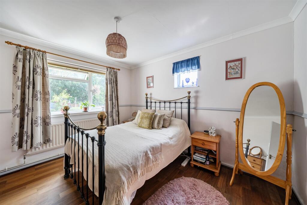House in Dorchester, Burton Bradstock - More
