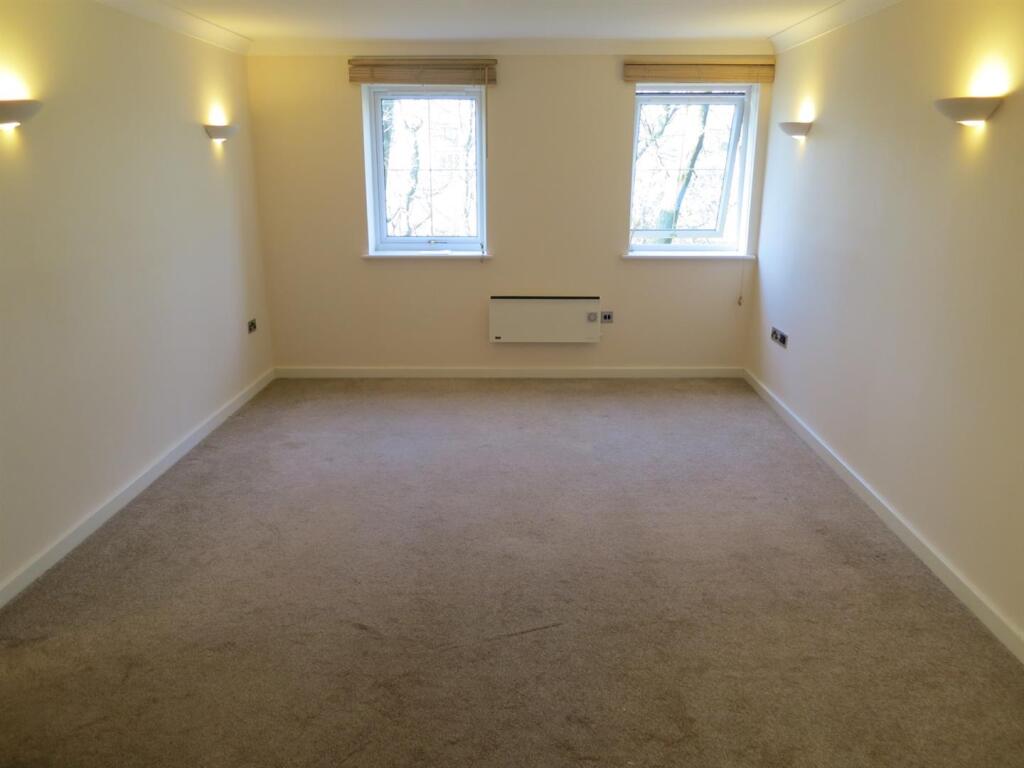 Apartment in Huddersfield - View 3