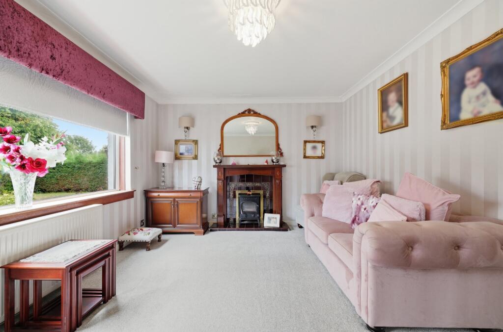 House in Paisley, Meikleriggs - More