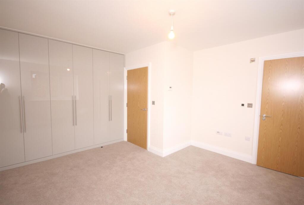 Oaks Lane, Great Bookham, KT23 - View 4