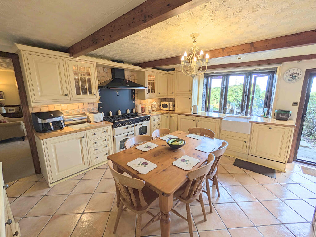 House in Halifax - View 5