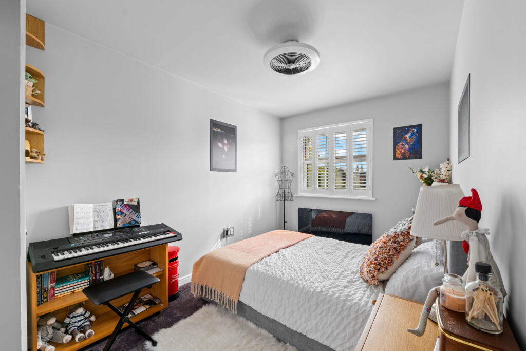 Buxton Close, Epsom, KT19 8BD photo 3