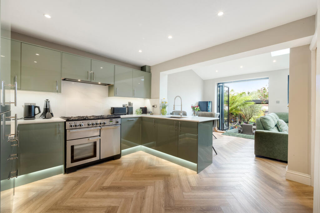 House in Sutton - View 4