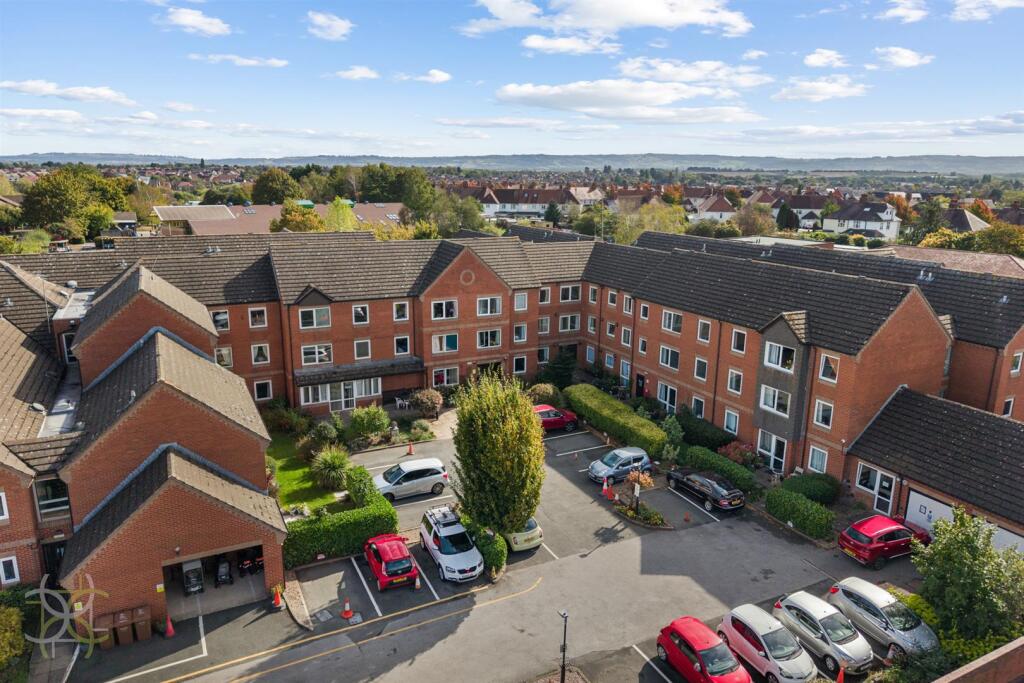 2-bed flat on St. Marys Road, Evesham, £90,000