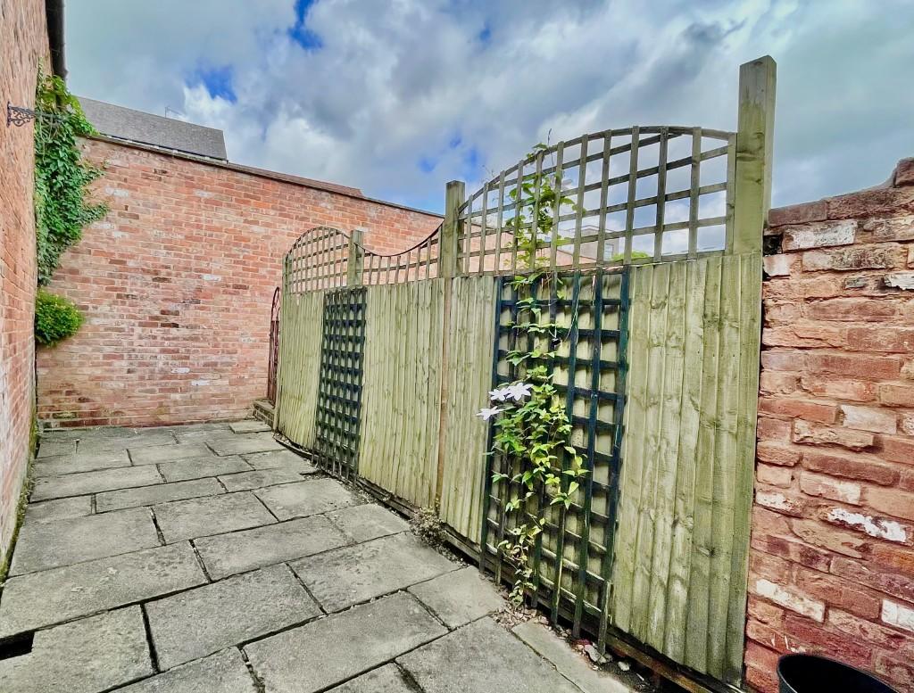 6 bedroom semi-detached house for rent