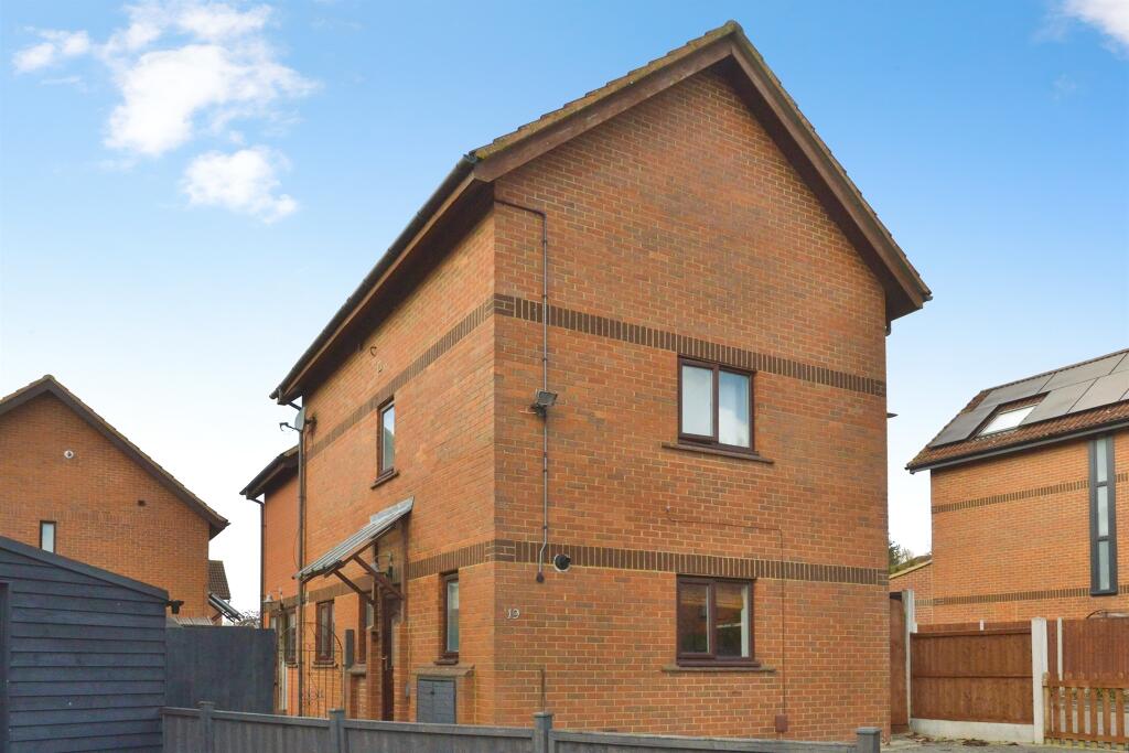 Main image of property: Khasiaberry, Walnut Tree, MILTON KEYNES