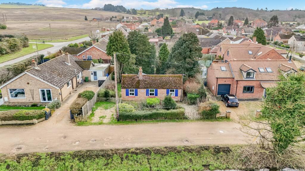 2-bed detached on Sandy Lane, Ingoldisthorpe, £200,000