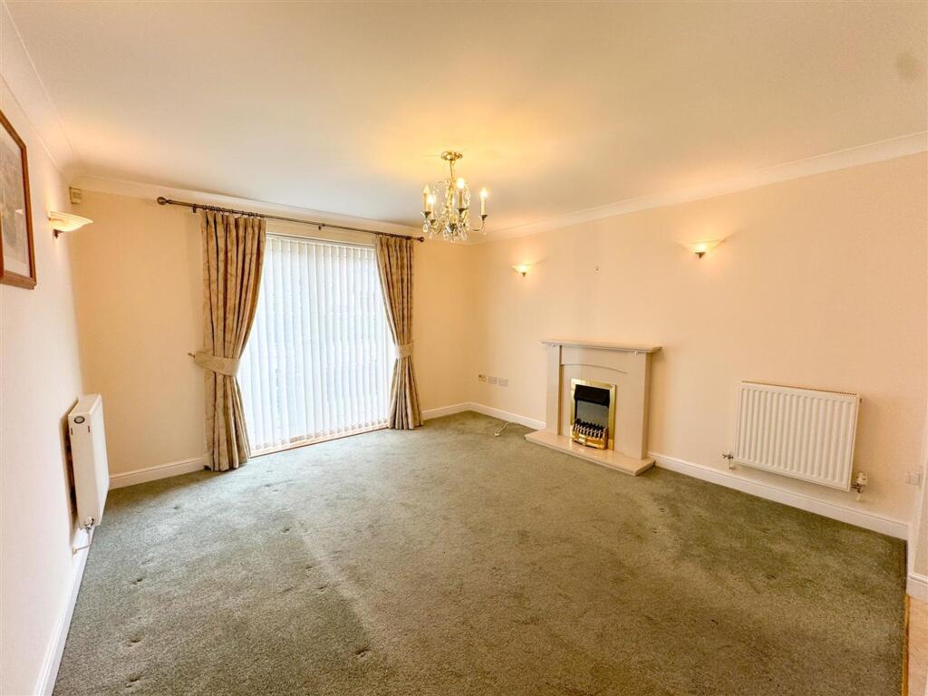 Royal Court, Worksop, S80 photo 4