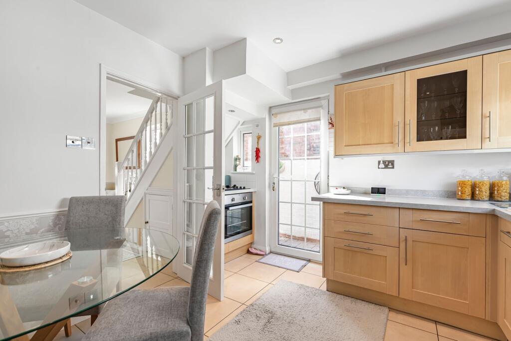 House in Spelthorne, Stanwell - More