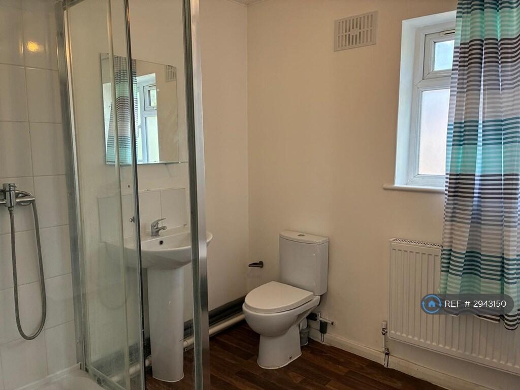 Apartment in Southall - More
