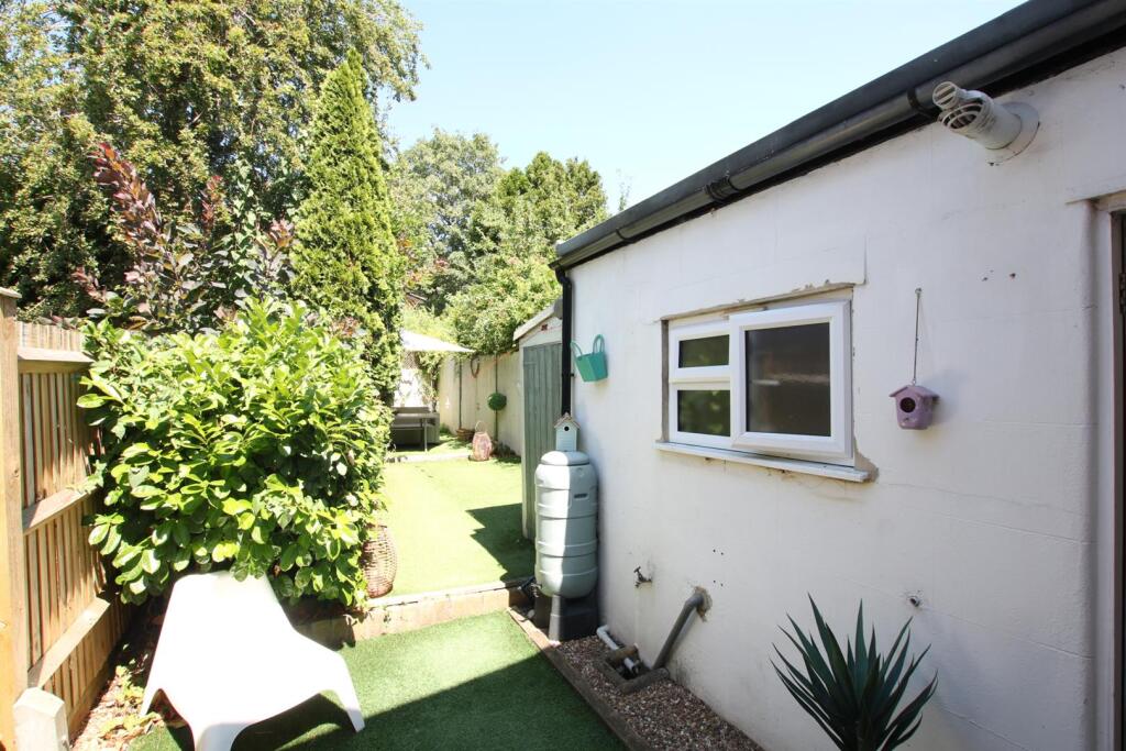 Highlands Road, South Leatherhead, KT22 photo 2