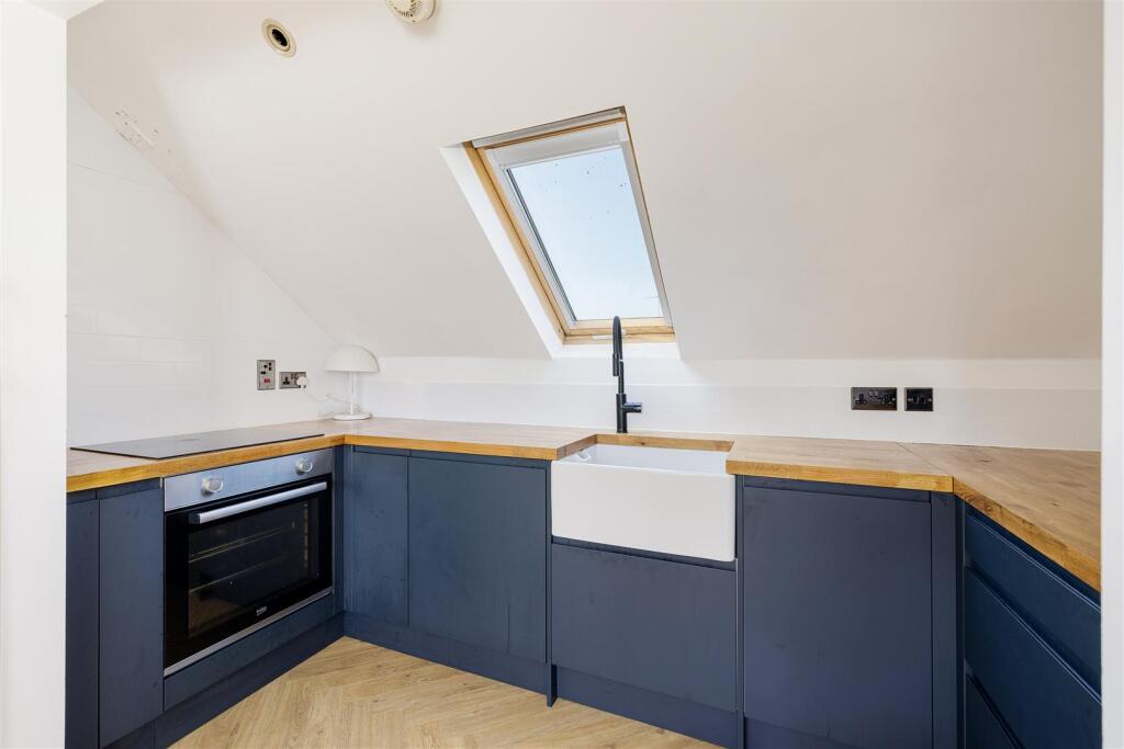 Apartment in London, Chapel End, Walthamstow - View 3