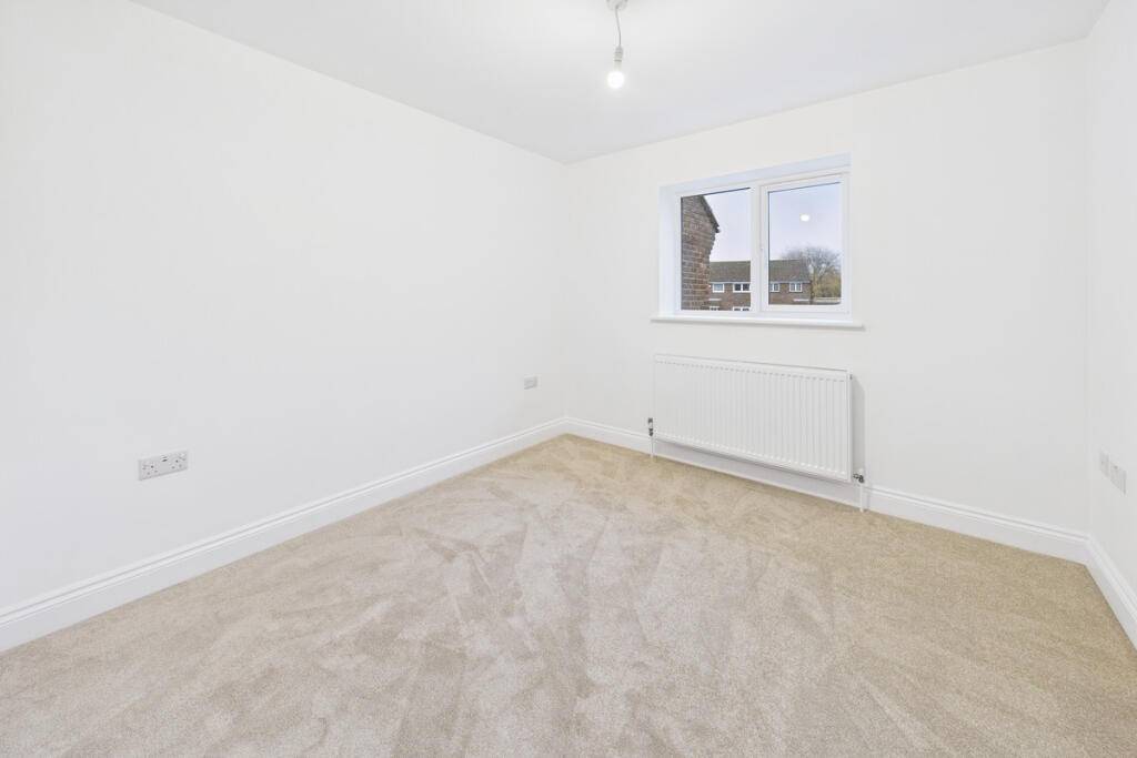 House in Dacorum, Grovehill - More