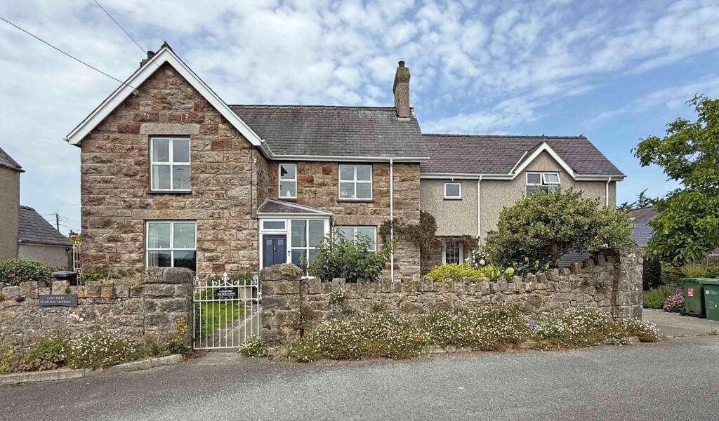 5-bed detached on Brynsiencyn, Llanfairpwll, Isle of Anglesey, LL61, £495,000