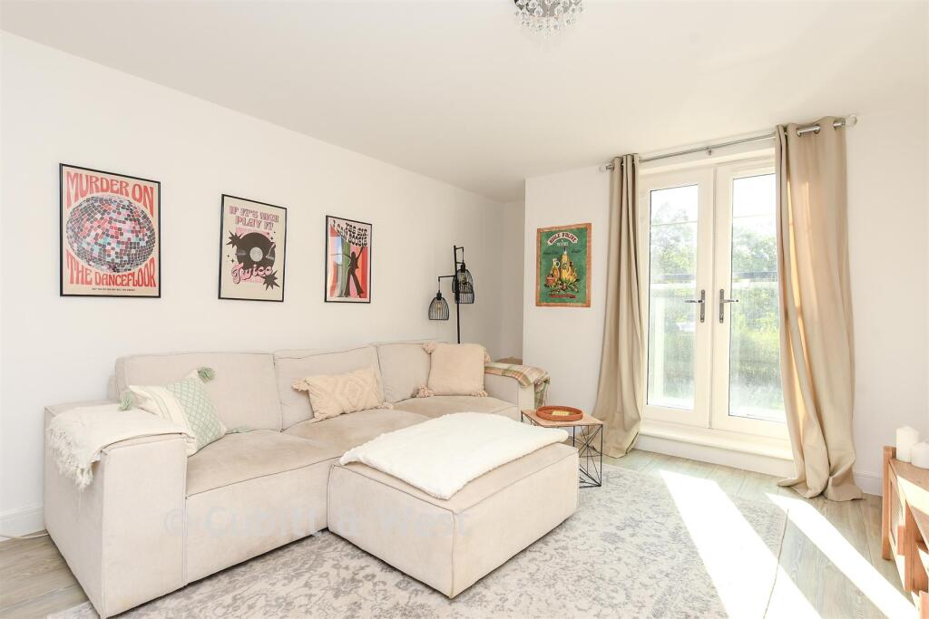 Apartment in Crawley, Lowfield Heath - View 3