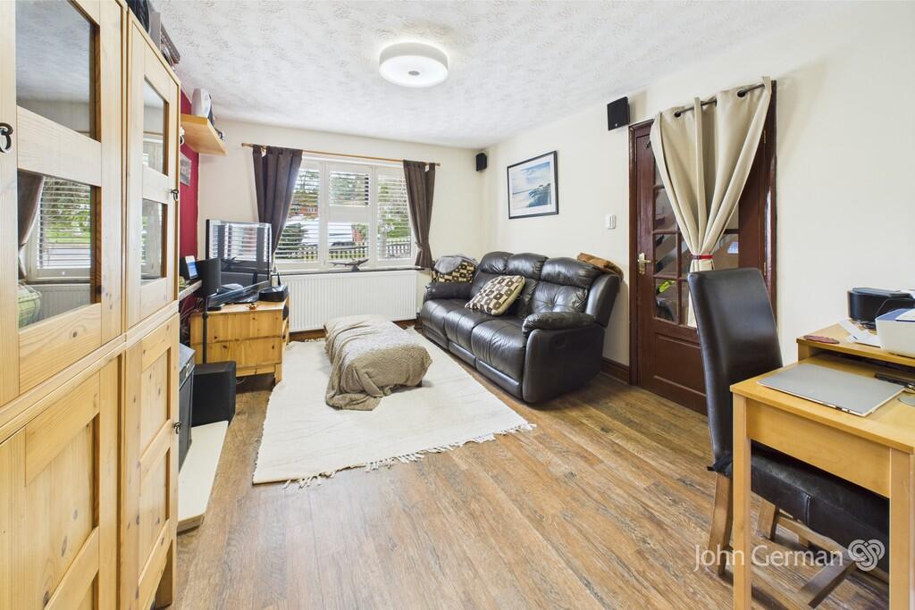 60 Fairway Road photo 3