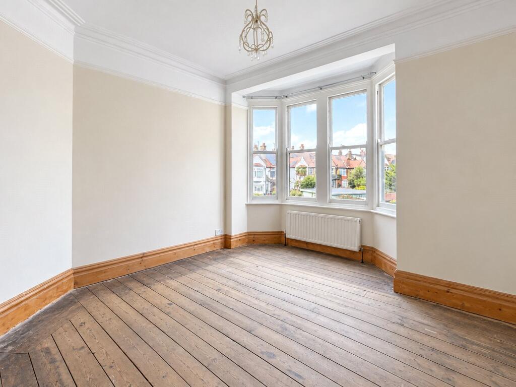 Apartment in Southend-on-Sea - More