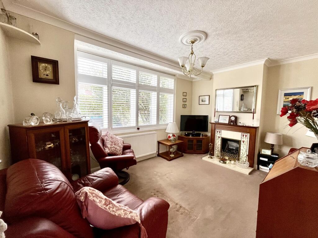 Cedarcroft Road, Chessington, Surrey. KT9 1RP photo 2