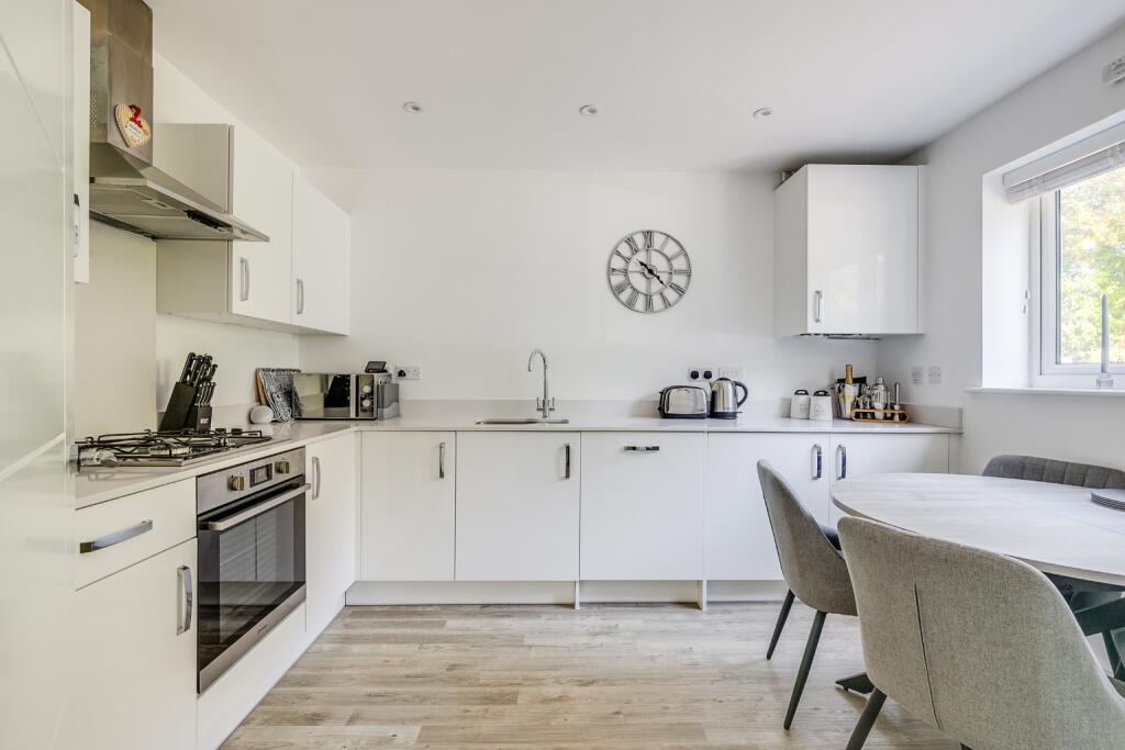 Claves Crescent, Welwyn Garden City, Hertfordshire, AL7 photo 4
