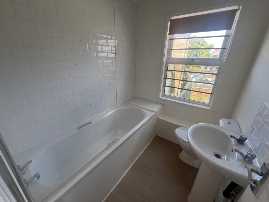 Apartment in Ipswich, California - View 6