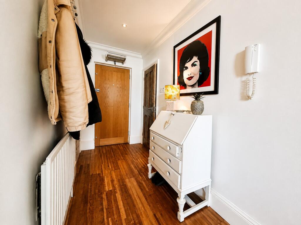 Apartment in Southampton - View 3