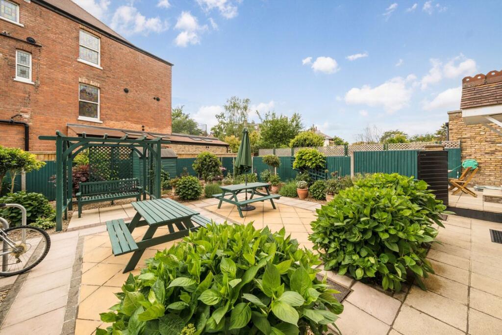 Apartment in London, Park Royal - More