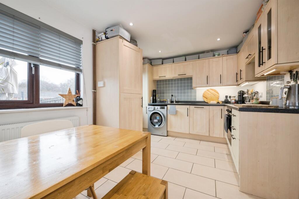 Cerne Close, West End, Southampton photo 4