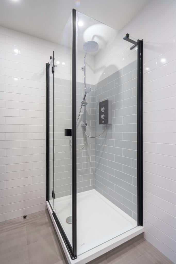 5th floor demised shower