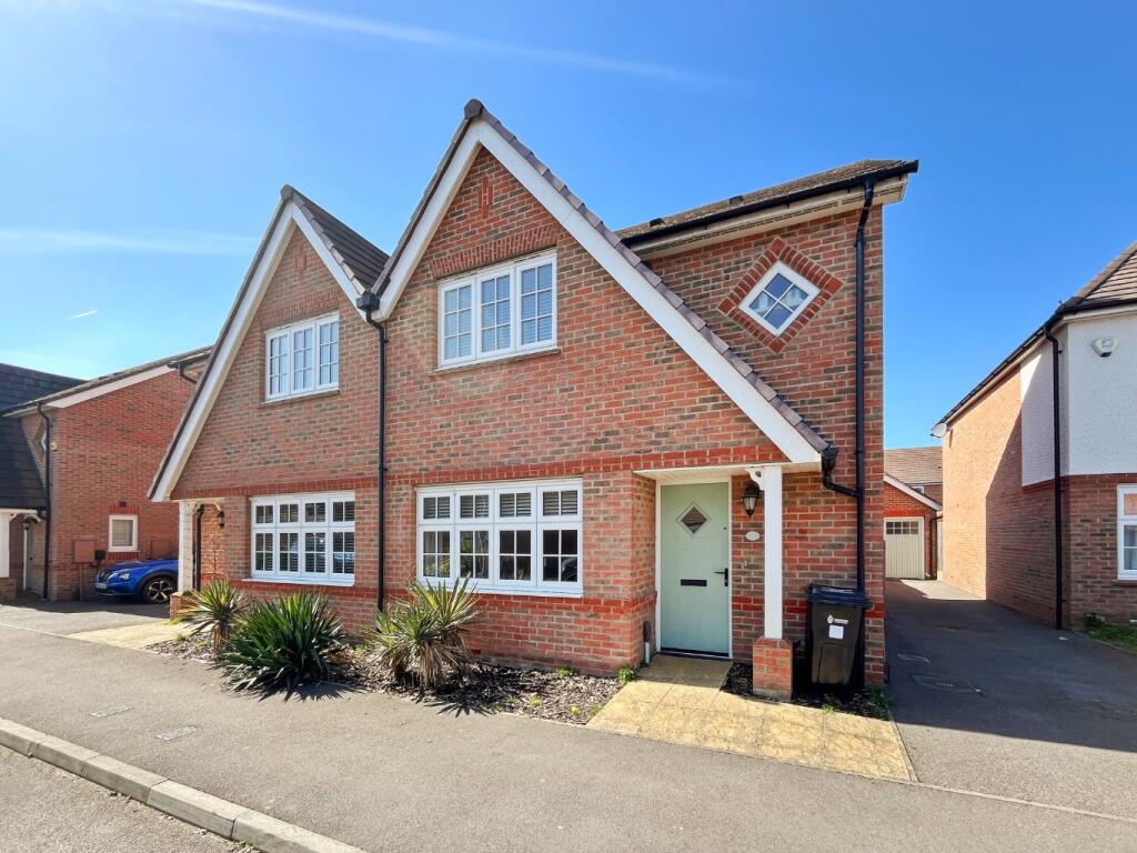 Main image of property: Messenger Road, Woodley, Reading, Berkshire, RG5 4TR