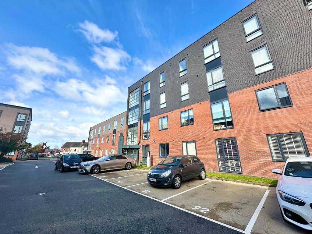 1-bed flat on Dane Road, Sale, Cheshire, Greater Manchester, M33, £160,000