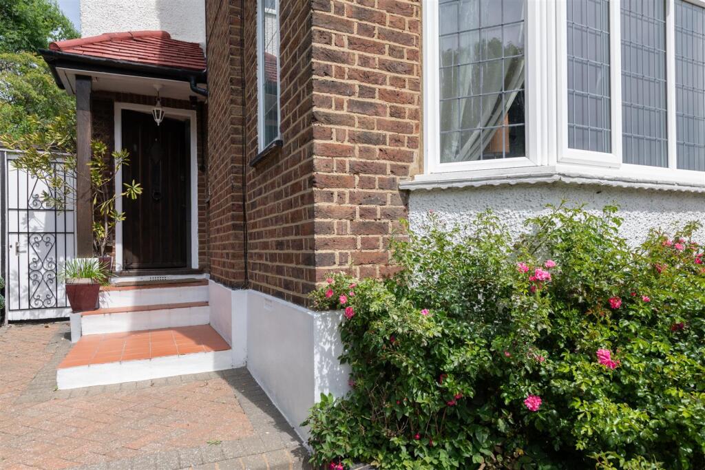 House in London, Brunswick Park - View 2