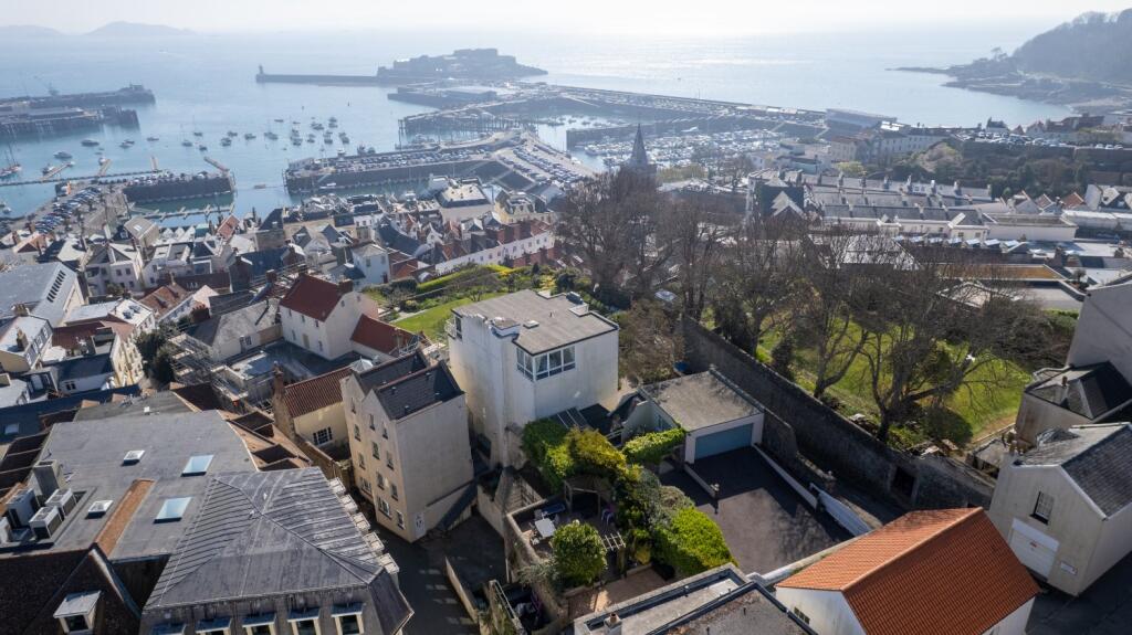 House in St Peter Port, Canton 3 - View 2