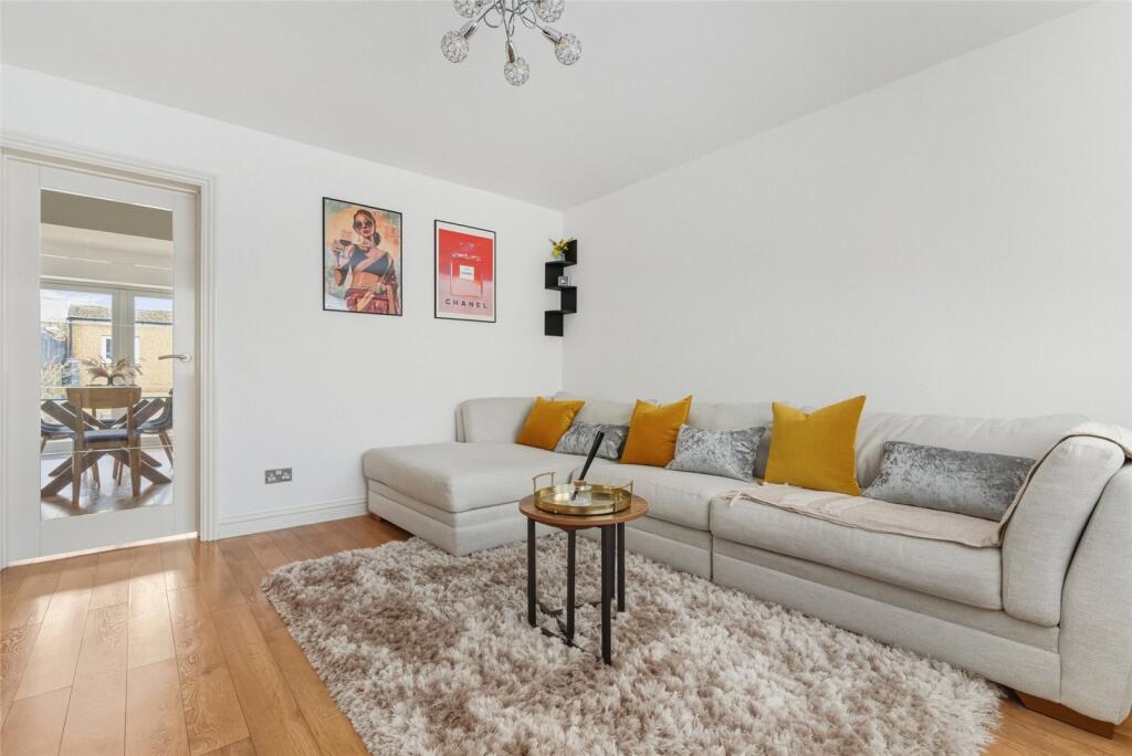 Rushton Avenue, Watford, Hertfordshire, WD25 photo 3