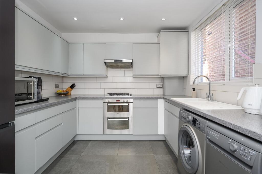 Cottimore Avenue, Walton-on-Thames, KT12 photo 4