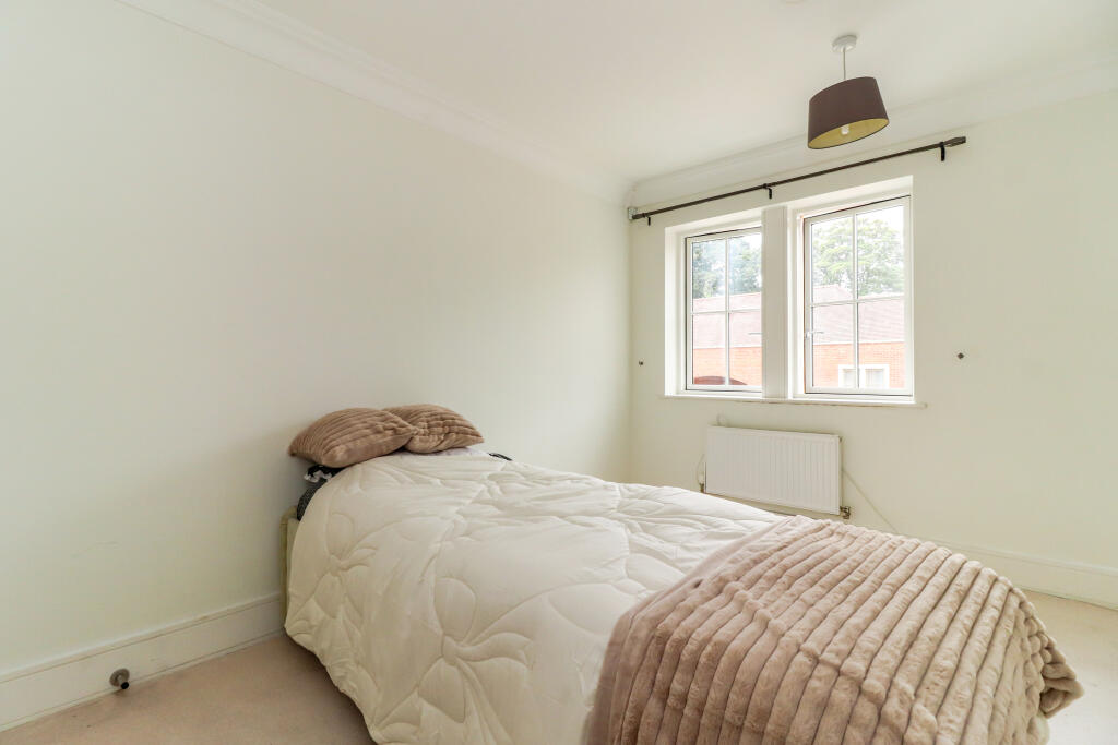 Apartment in Slough - More