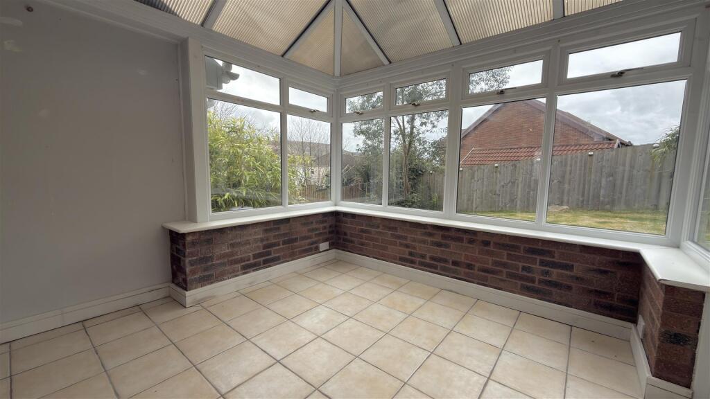 Springfield Gardens, Hirwaun, Aberdare photo 3