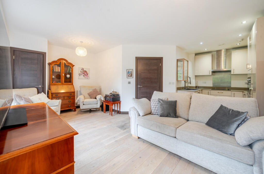 Frances Drive, Dunstable, Bedfordshire photo 3