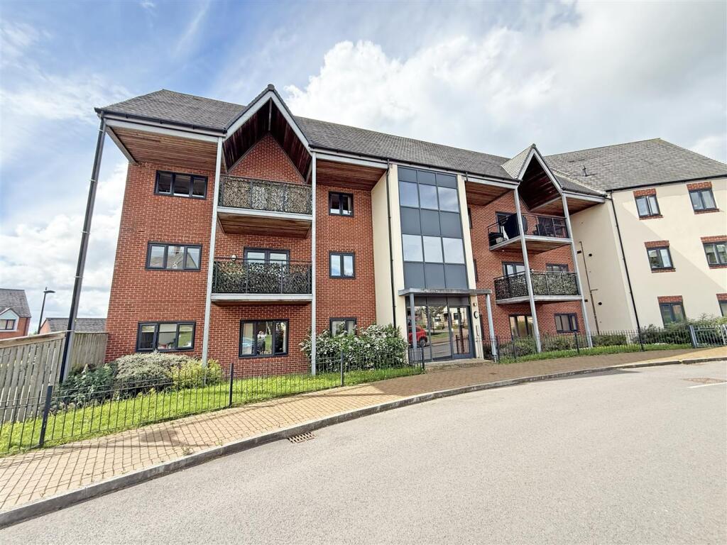2-bed flat on Rays Meadow, Lightmoor, Telford, £139,950