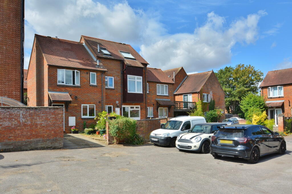 Main image of property: Rooks Lane, Thame, OX9 2EA