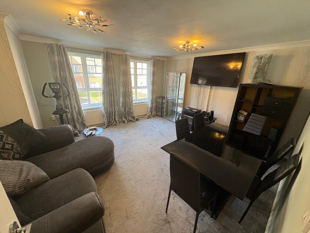 2-bed flat on Beckets View, Northampton, NN1, £160,000
