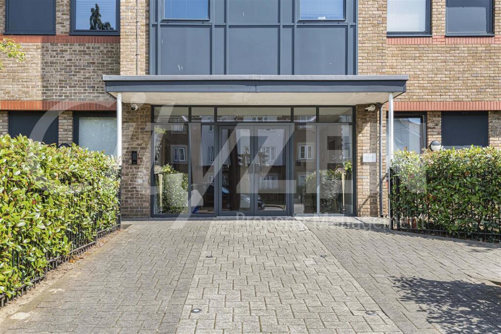 Apartment in Hertsmere, Hertfordshire - View 5