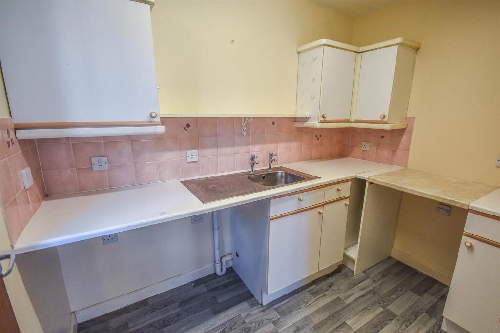 Henlow Drive, Dursley photo 3