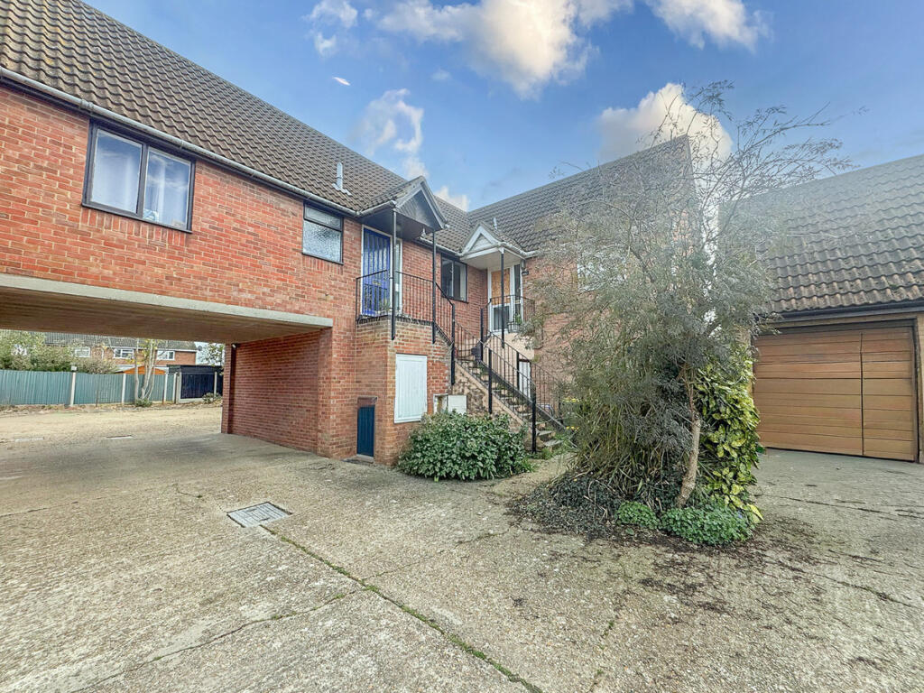 Main image of property: Moorcroft, Rochford, SS4 3