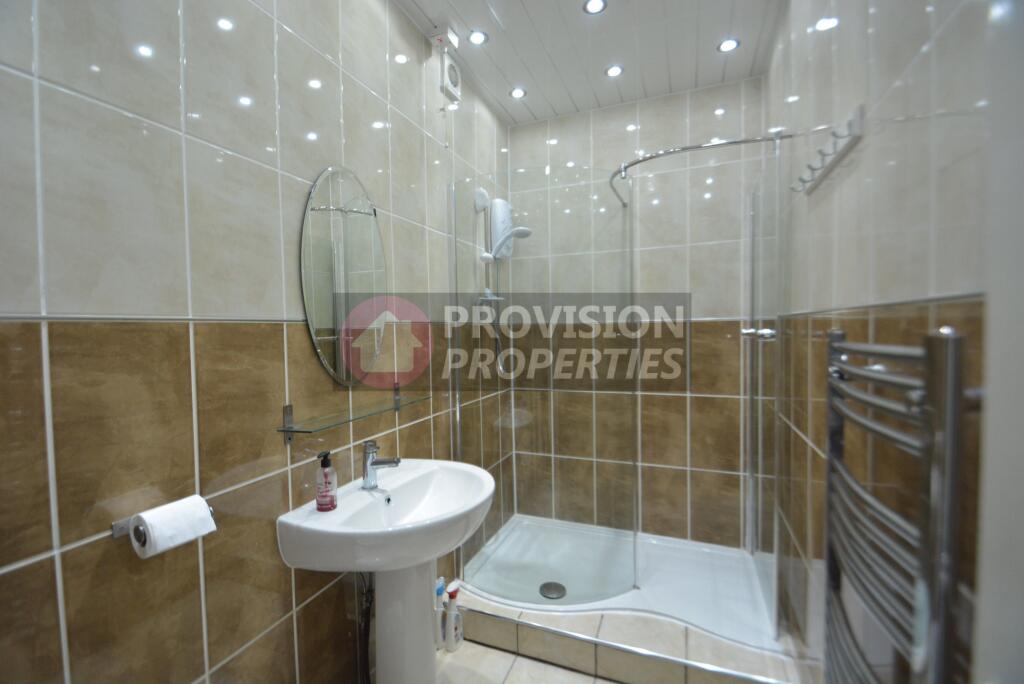 6 bedroom end of terrace house for rent