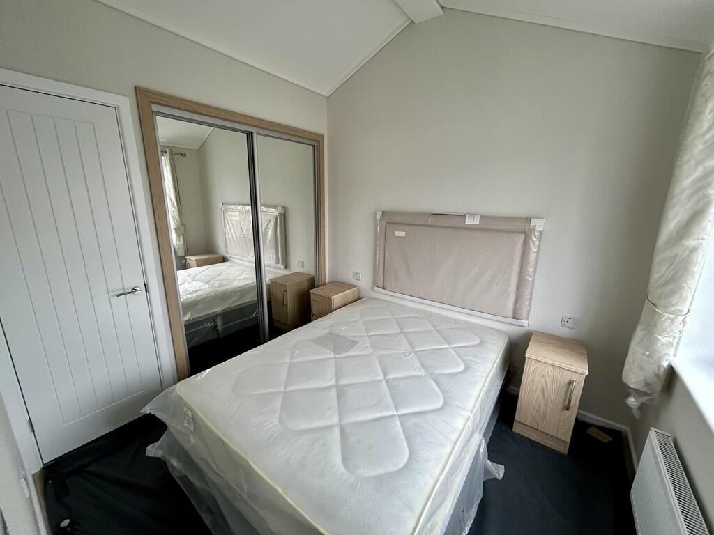 Longcroft Drive, Waltham Cross photo 3