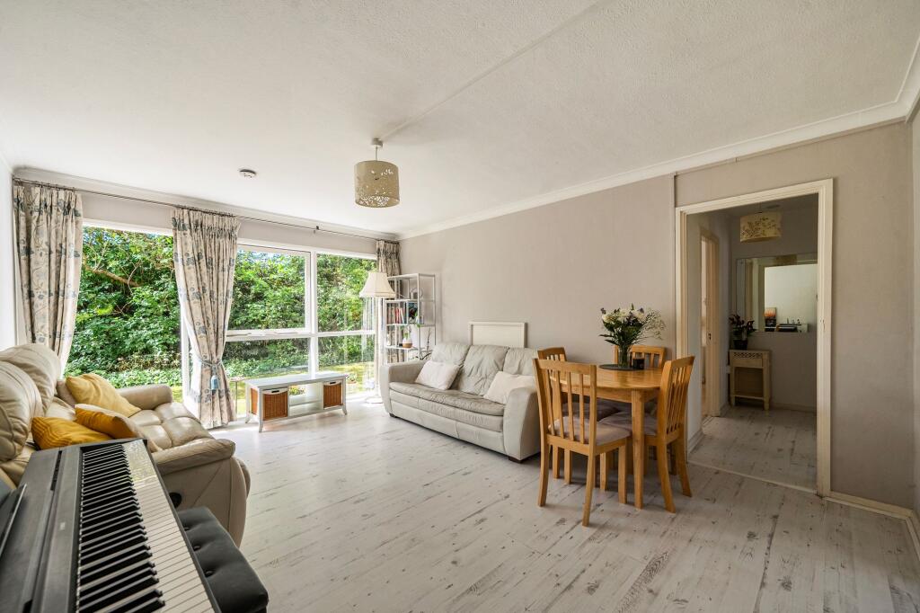 Apartment in London, Ham - View 2