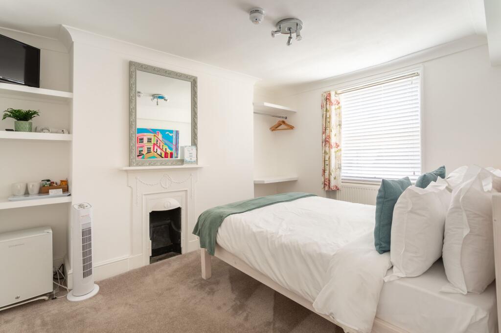 House in Brighton, Queen's Park - More