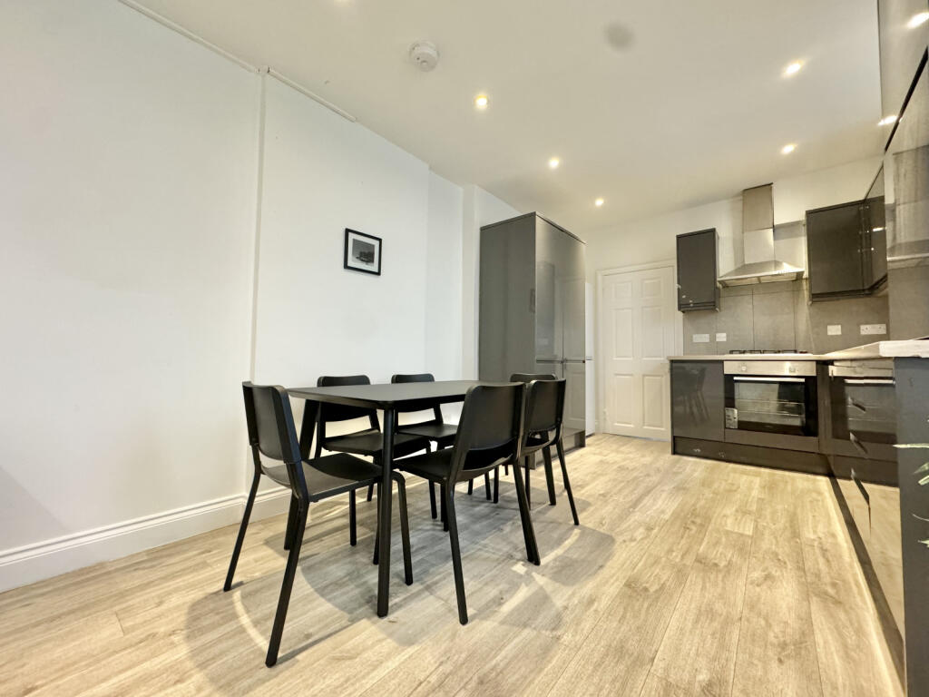 House in London - View 2